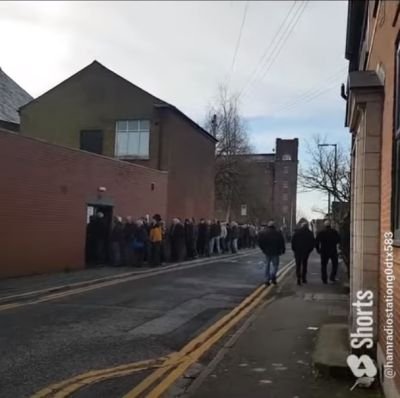 Healthy line of amateurs at opening time
